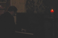 Jaakko Lehtonen livahti pianon ääreen soittamaan yllätysnumeron.